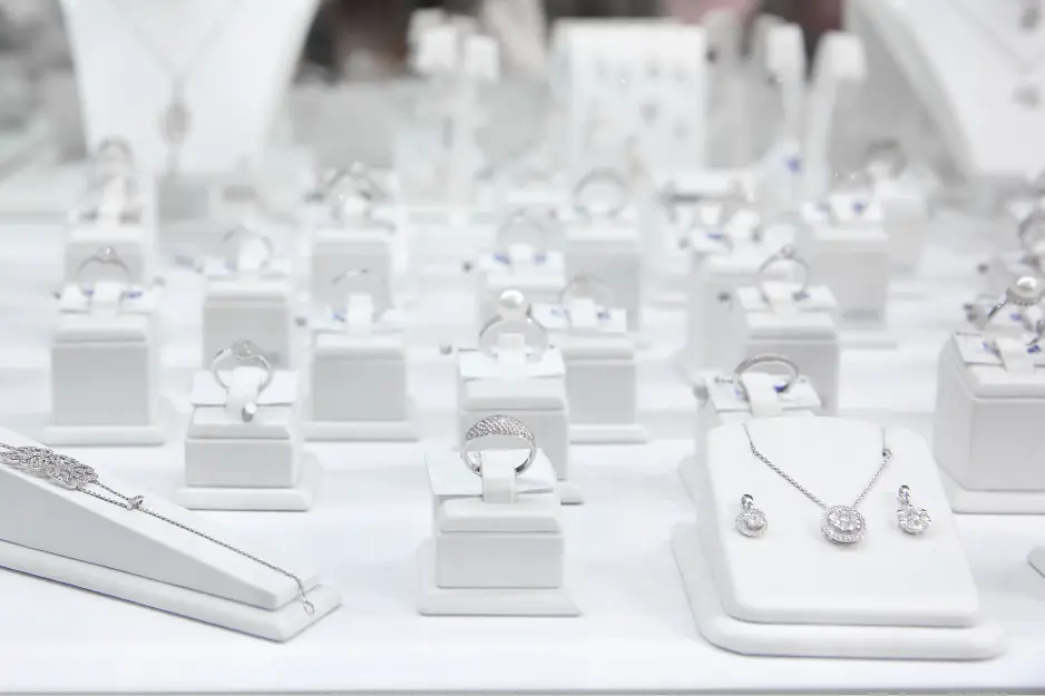 З чим поєднуються срібні прикраси? З якими кольорами їх носити?