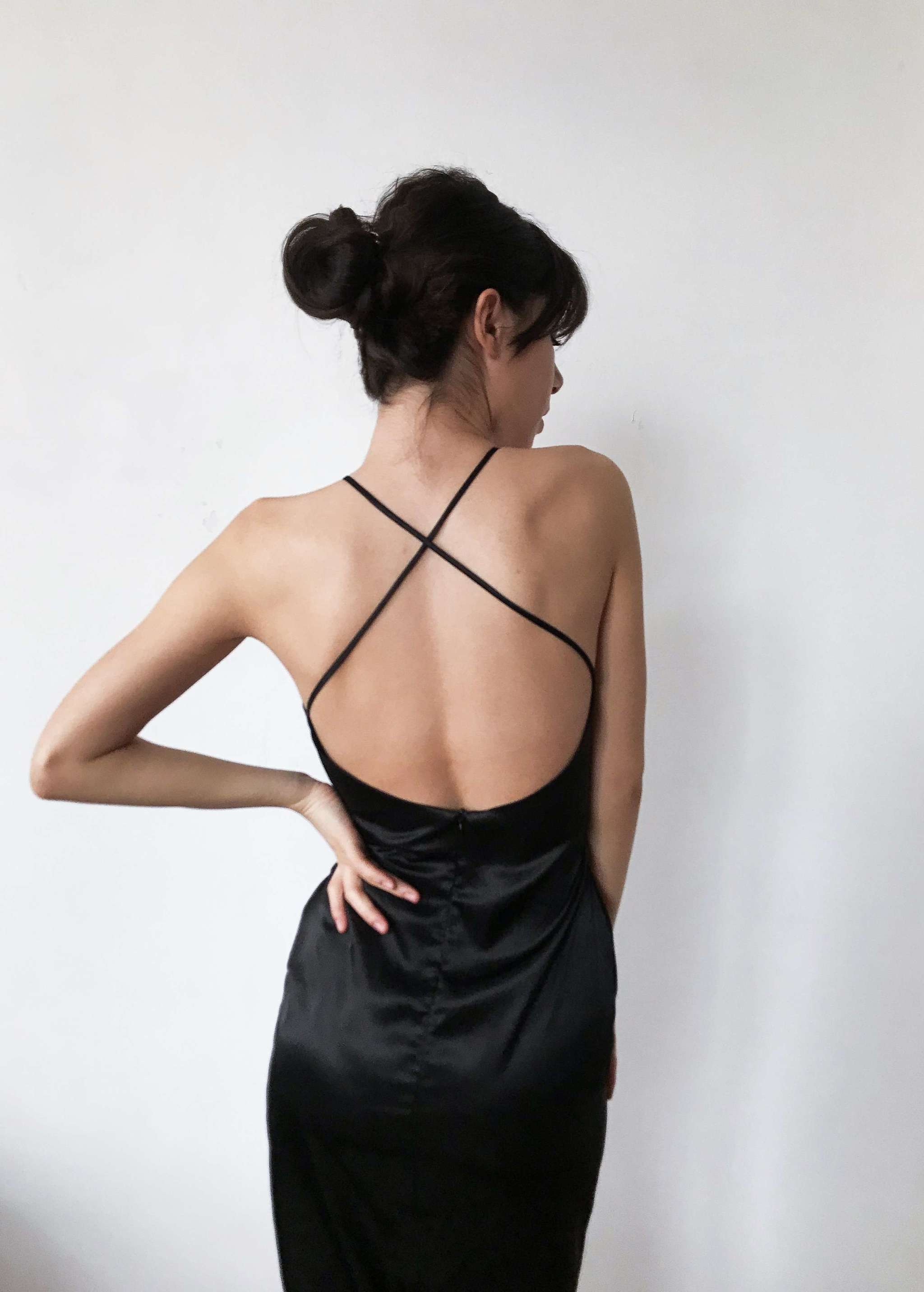 Як носити плаття з відкритою спиною