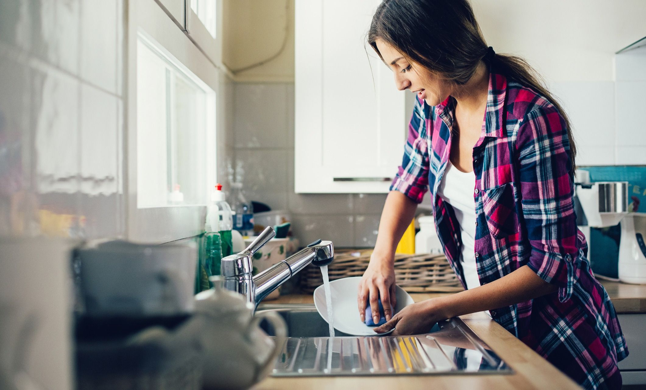 8 порад мамам, які миють посуд та роблять прибирання без рукавичок