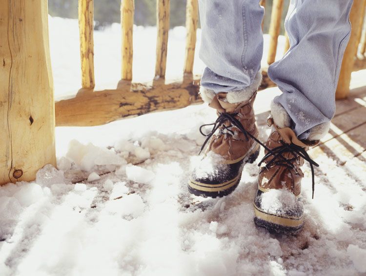Як доглядати за взуттям взимку